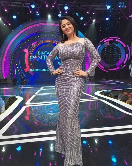 Foto Parade Gaun Mewah Dewi Perssik Saat Jadi Si Jahat Kapanlagi Com