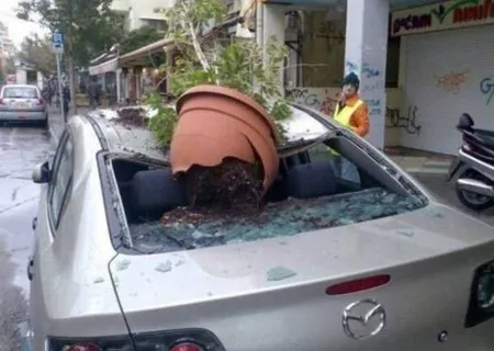 FOTO: Parkir Sembarangan, Mobil-Mobil Ini Jadi Sasaran Amuk Warga