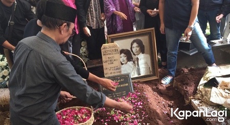 FOTO Pemakaman Damayanti Noor Istri Chrisye, Diiringi Tangis Keluarga - Dihadiri Banyak Selebritis