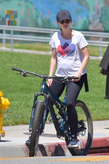 FOTO: Penampakan Perdana Baby Bump Katherine Schwarzenegger, Terlihat Jelas Saat Bersepeda