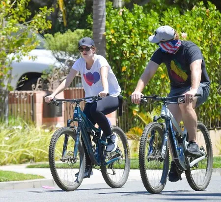 FOTO: Penampakan Perdana Baby Bump Katherine Schwarzenegger, Terlihat Jelas Saat Bersepeda