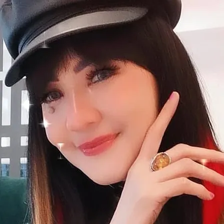 Foto Penyanyi Ita Purnamasari di Usia 53 Tahun, Cantik Bagai Boneka dan Gayanya Anak Muda Banget