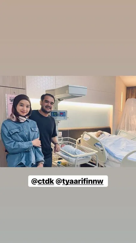 Foto Perdana Anak Kedua Siti Nurhaliza Lahirkan Bayi Laki Laki Tampan Pipi Chubby Bikin Gemes Kapanlagi Com