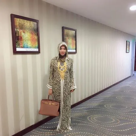 FOTO: Pernikahan Ditunda, Tiara Dewi Umrah ke Tanah Suci