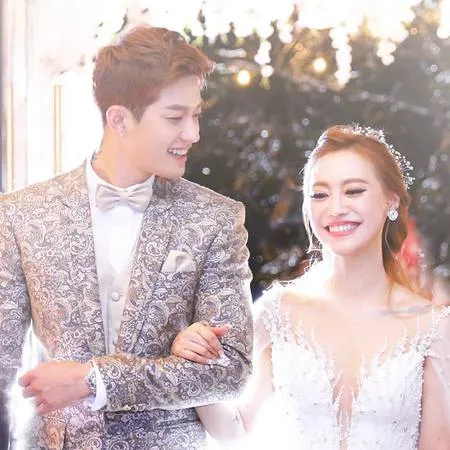 Foto Pernikahan Lee Jeong Hoon Moa Cium Manis Bahagia Kapanlagi Com