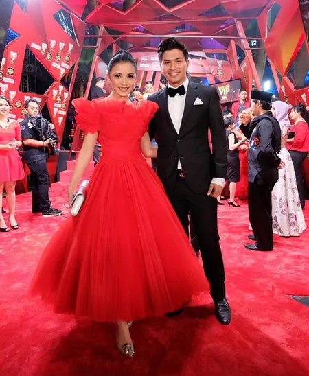 Foto Pesta Gaun Merah Mewah Di Red Carpet Insert Award Kapanlagi Com Foto Pesta Gaun Merah Mewah Di Red Carpet Insert Award Kapanlagi Com