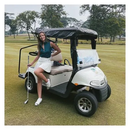 Foto Pose Nia Ramadhani Saat Main Golf, Berterima Kasih Pada Mertua Bisa Coba Lapangan Legendaris di AS