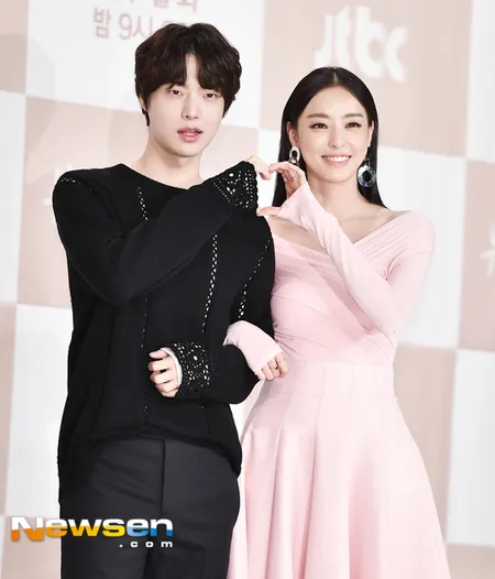 Foto Pose Romantis Pemain Beauty Inside Pasangan Yang Baperin Kapanlagi Com