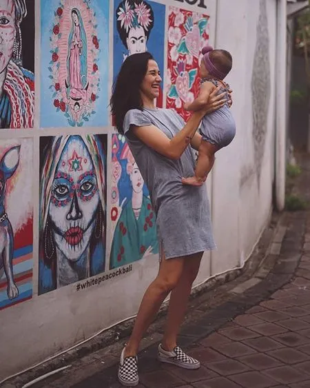 FOTO: Potret Terbaru Dahlia Poland yang Lama Tak Terdengar Kabarnya, Makin Cantik & Sibuk Jadi Mama Muda