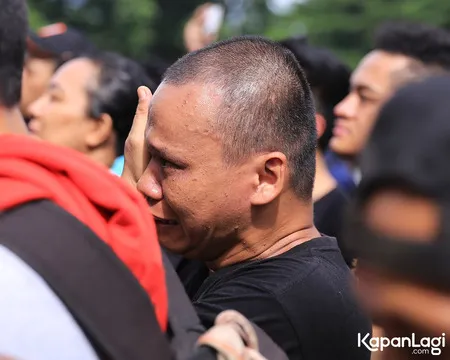 FOTO Pria Ini Menangis Di Tengah Crowd Metalhead FOTO Pria Ini Menangis Di Tengah Crowd Metalhead