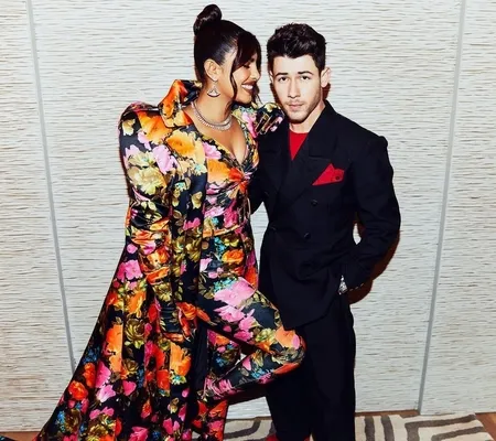 FOTO Priyanka Chopra dan Nick Jonas Pamer Kemesraan di British Fashion Awards, Tepis Kabar Cerai?