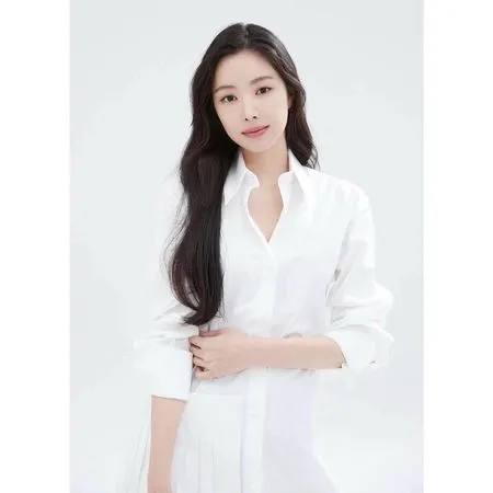 Foto Profil Naeun Apink Setelah Bergabung dengan YG Entertainment, Netizen Sebut Visualnya Kelihatan Beda Banget
