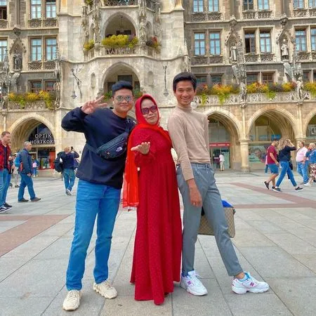 Foto Ragil Mahardika Gay Asal Medan Bahagia Bersama Ibu dan Adik di Jerman, Hijab Ibunda Jadi Sorotan