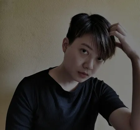Foto Penampilan Terbaru Leony dengan Rambut Bondol yang Kini Berwarna Biru, Tomboy Banget!