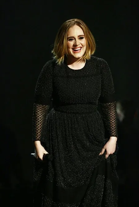FOTO: Rambut Pendek & Tubuh Langsing Bikin Adele Makin Memesona