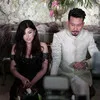 FOTO: Resmi Lamaran, Denny Sumargo Beri Dita Soedarjo Kecup Mesra