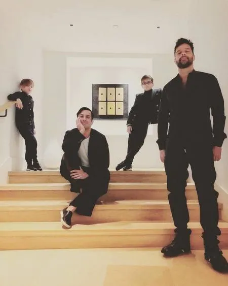 Foto Ricky Martin dan Suami Bersama Empat Anak Mereka yang Lahir Lewat Ibu Pengganti