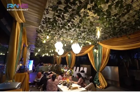 Foto Rieta Amilia Traktir Karyawan RANS Buka Puasa Bareng, Menunya Mewah Banget Kayak Orang Kondangan