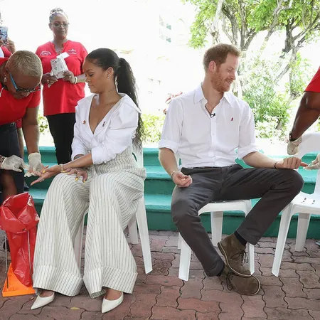FOTO: Rihanna Temani Prince Harry Jalani Test HIV di Barbados