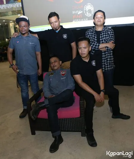 FOTO: Rilis Album Baru, Band Vespunk Jual CD ke Komunitas Vespa
