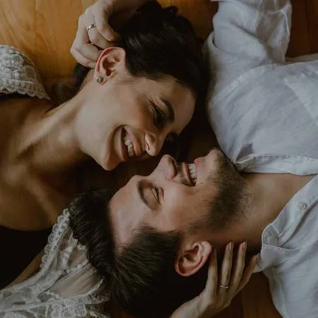 FOTO: Romantis, Marissa Nasution & Suami Pamer Cincin Pernikahan!