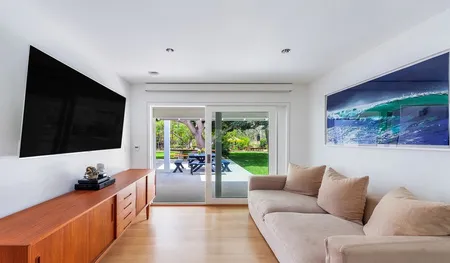 FOTO: Rumah Baru Chris Martin di Malibu, Modern & Minimalis!