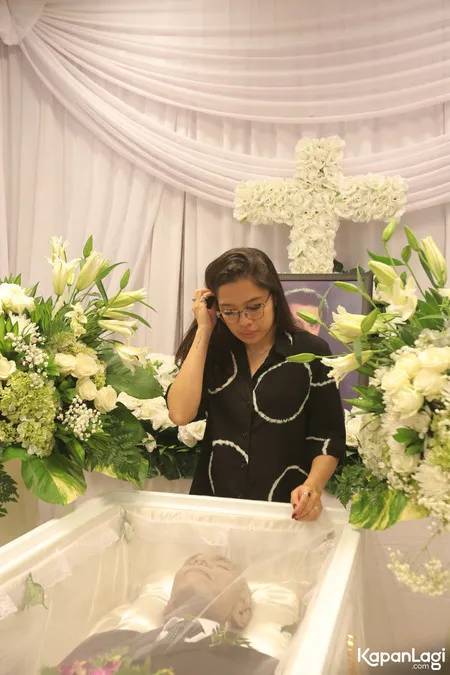 Foto Rumah Duka Chris Pattikawa Tampak Rina Hasyim Dan Cantika Gac Yang Masih Diselimuti Kesedihan Kapanlagi Com