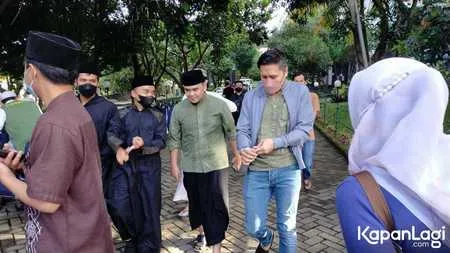 Foto Salat Jenazah Ameer Azzikra, Alvin Faiz Ikut Gotong Jenazah Sang Adik - Salat Tepat di Depan Keranda