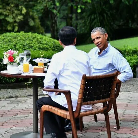 Foto Santai Sore Obama Dan Jokowi Nikmati Teh Di Istana Bogor M Kapanlagi Com