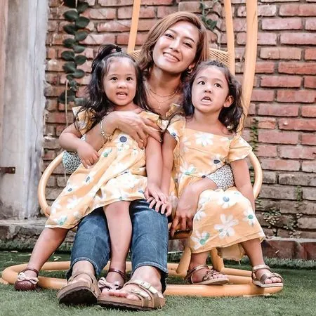 Foto Sasa dan Lea Anak Yenny AFI yang Cantik-Cantik, Kakak Adik Imut Suka Kembaran
