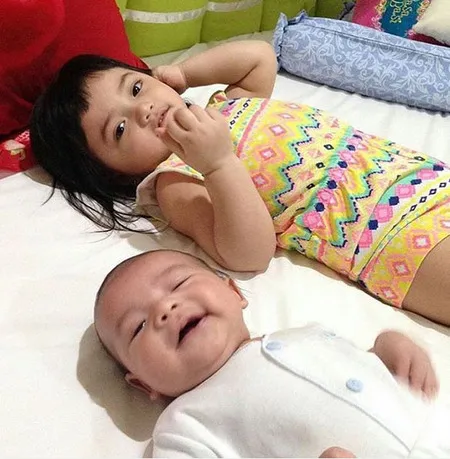 Foto Sayang Adik Gaya Lucu Arsy Saat Tiduran Bareng Baby Arsya Kapanlagi Com