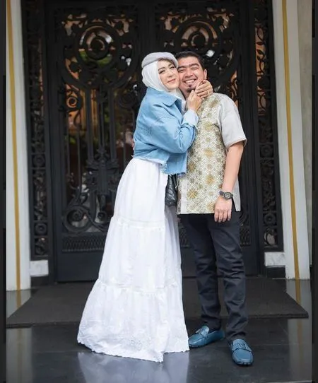 Foto Selfie April Jasmine Istri Ustaz Solmed, Cantiknya Bagaikan Boneka Tapi Kini Dapat Kritikan