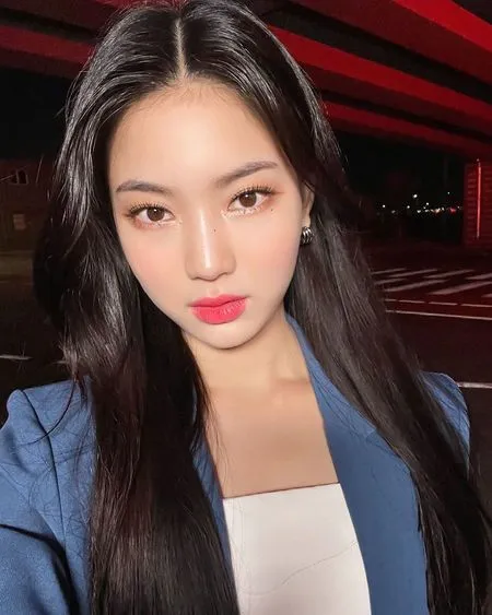 Foto Selfie Menawan Isa STAYC yang Sudah Cantik Banget Sejak Predebut
