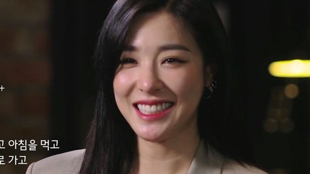 Foto Senyum dan Tangis Tiffany SNSD Saat Mengenang Mendiang Choi Sulli