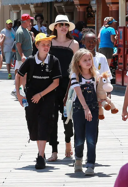 FOTO: Si Kembar Ultah, Angelina Jolie Ajak Liburan ke Disneyland