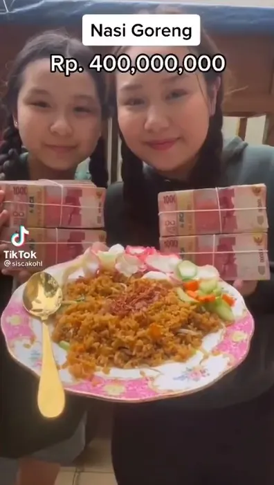 Foto Sisca Kohl Beli Gerobak Nasgor, Nasi Gorengnya Dibayar Rp 200 Juta Sepiring