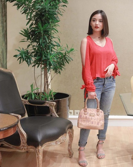 Foto So Stunning Chelsea Olivia Si Mama Muda Dengan Gaya Stylish Kapanlagi Com