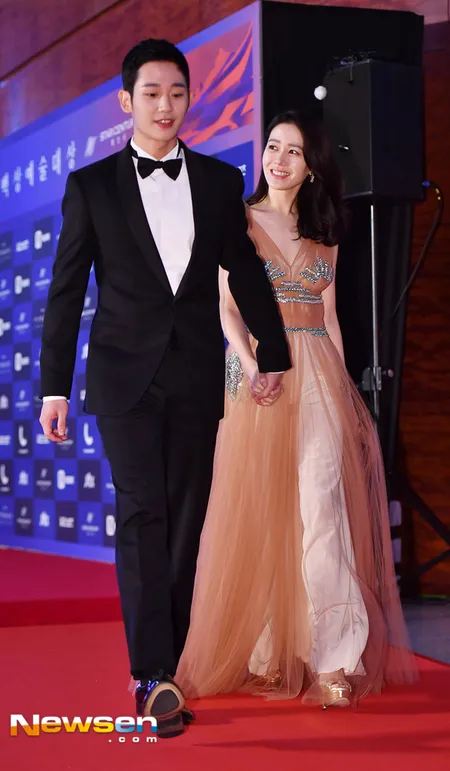 Foto Son Ye Jin Menatap Manis Jung Hae In Romantis Di Red Carpet Kapanlagi Com