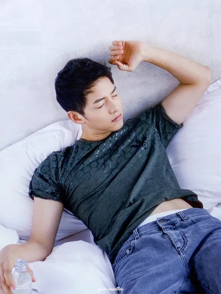 Foto Song Joong Ki Manja Manja Di Kasur Awas Bikin Fans