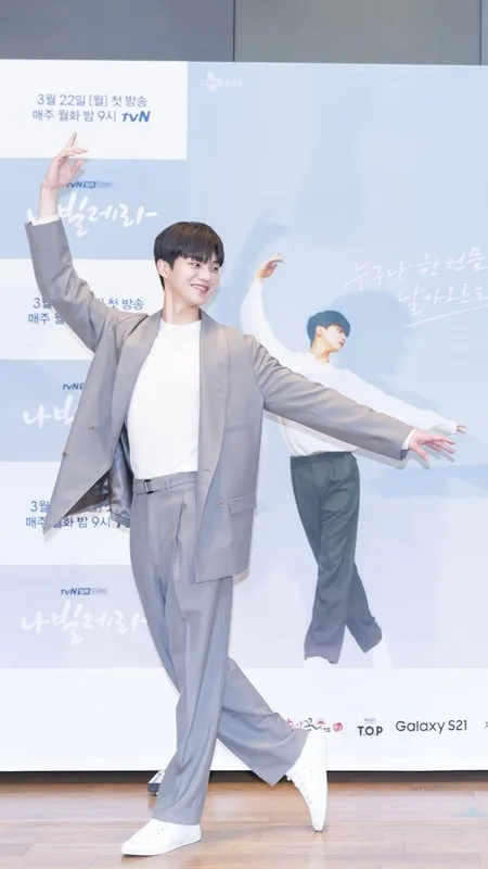 Foto Song Kang Berpose Ala Ballerino Di Preskon Navillera Mirip Poster Di Belakangnya Kapanlagi Com Foto Song Kang Berpose Ala Ballerino Di Preskon Navillera Mirip Poster Di Belakangnya Kapanlagi Com