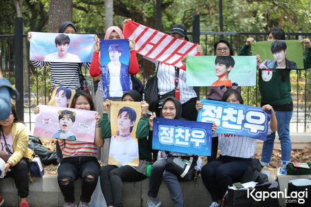 FOTO: Suasana Fans iKON di GUDFEST yang Rela Antri Sejak Pagi Demi Idola