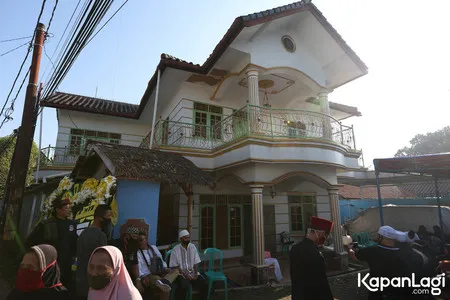 Foto Suasana Rumah Mendiang Omas Ramai Pelayat, Para Pelawak Banyak yang Datang