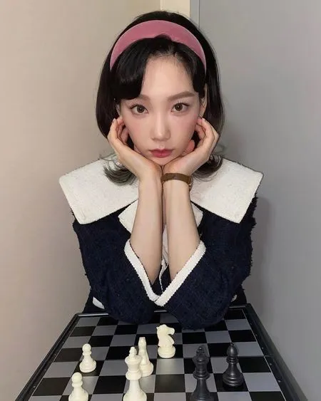 Foto Taeyeon SNSD Berpose Ala Queen Gambit, Fans Indonesia: Menunggu Lawan Dewa Kipas