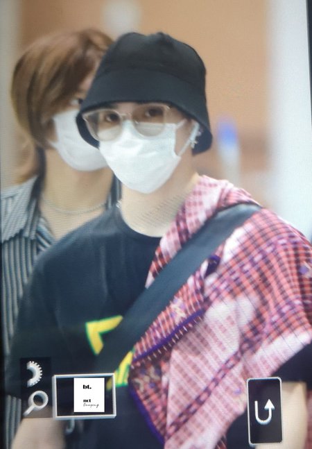 FOTO: Taeyong NCT 127 Tiba di Korea, Pakai Sarung dari Indonesia Jadi Airport Fashion