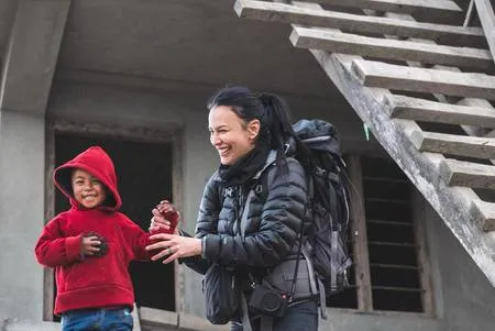FOTO: Tawa Lepas Sophia Latjuba Bersama Anak-Anak Nepal, Bahagia!