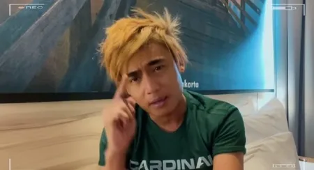 Foto Terbaru Charly Van Houten, Tinggalkan Rambut Ciri Khasnya Kini Jadi Pirang