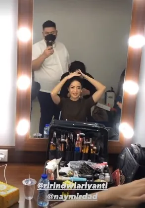 Foto Terbaru Ririn Dwi Ariyanti Setelah Aldi Bragi Ajukan Permohonan Cerai, Penuh Senyum di Acara Award dan Titipkan Anak di Rumah Ibu