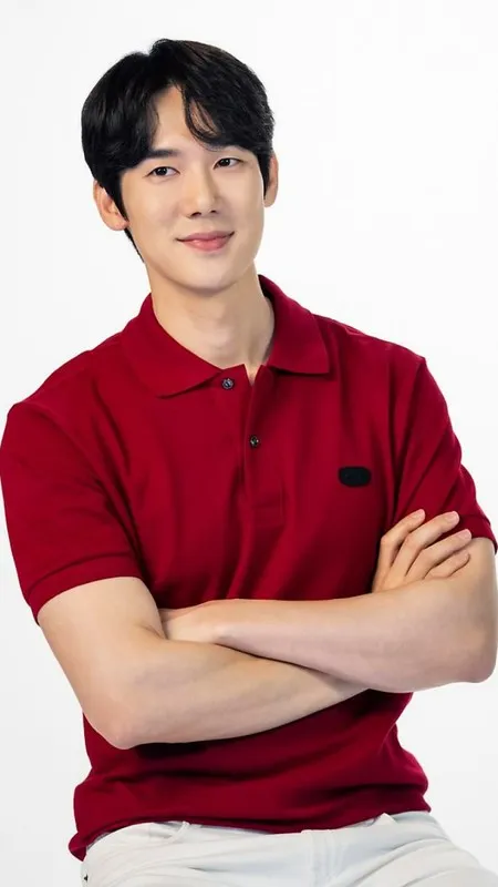 Foto Terbaru Yoo Yeon Seok dengan 4 Baju Merah Berbeda, Bahunya Sandar-able