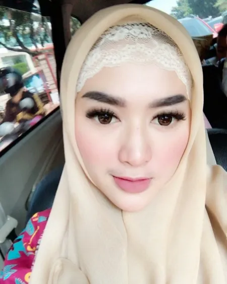 FOTO: Umrah, Tiara Dewi Akan Lebaran Tanpa Lucky Hakim