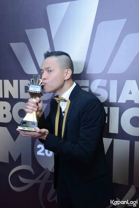 FOTO: Wajah Bahagia Ernest Prakasa & Gisel Raih IBOMA 2017